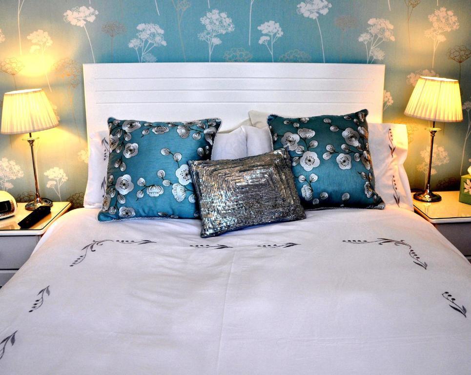Hotel Balincourt Bournemouth Pokoj fotografie A bed with cushions