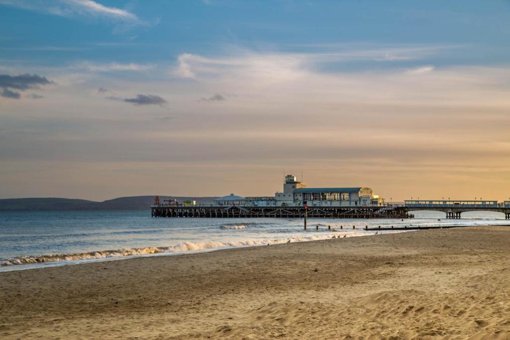 Hotel Balincourt Bournemouth Exteriér fotografie The pier at sunset